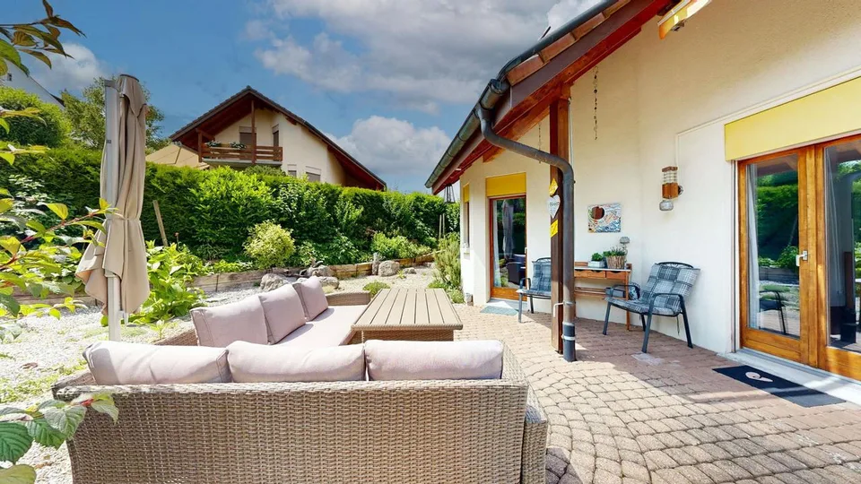 Charmantes, freistehendes 7.5-Zimmer-Einfamilienhaus mit Carport