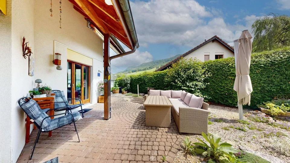 Charmantes, freistehendes 7.5-Zimmer-Einfamilienhaus mit Carport