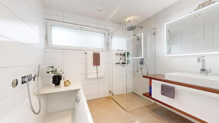 ZWEI GENERATIONEN, EIN ZUHAUSE - MEHRGENERATIONENHAUS MIT POOL