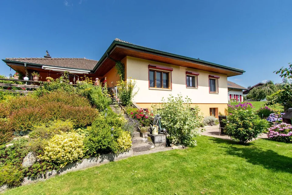 6.5-Zimmer Villa Familienparadies mit grosszügigem Umschwung