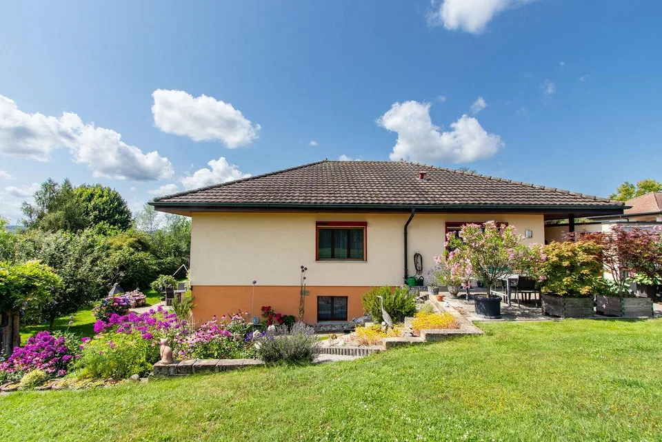 6.5-Zimmer Villa Familienparadies mit grosszügigem Umschwung
