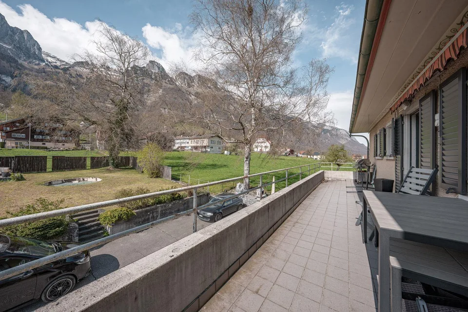 Wohn- und Geschäftshaus mit Nebenbauten
