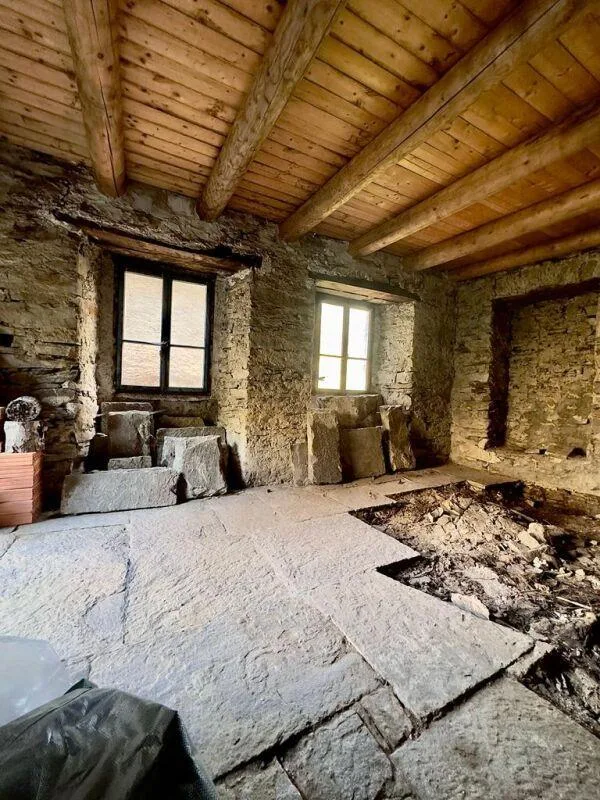 Trasforma un Diamante Grezzo: Casa di Nucleo su 4 Piani con Enorme ... – foto 6 di 11
