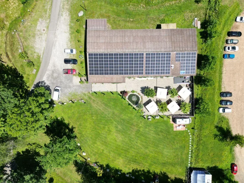 2 case plurifamiliari, 2 ristoranti, 1 piscina e ca. 25'100 m2 di t...
