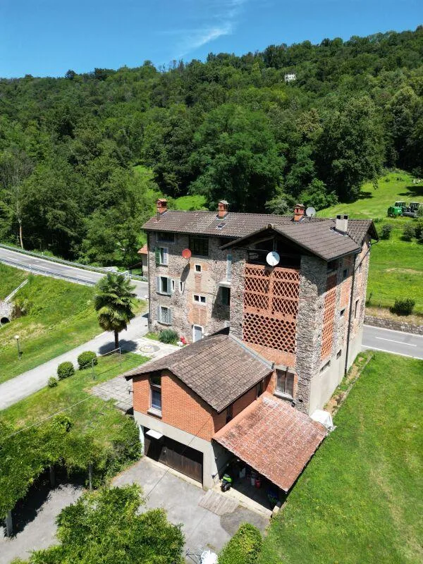 2 case plurifamiliari, 2 ristoranti, 1 piscina e ca. 25'100 m2 di t...