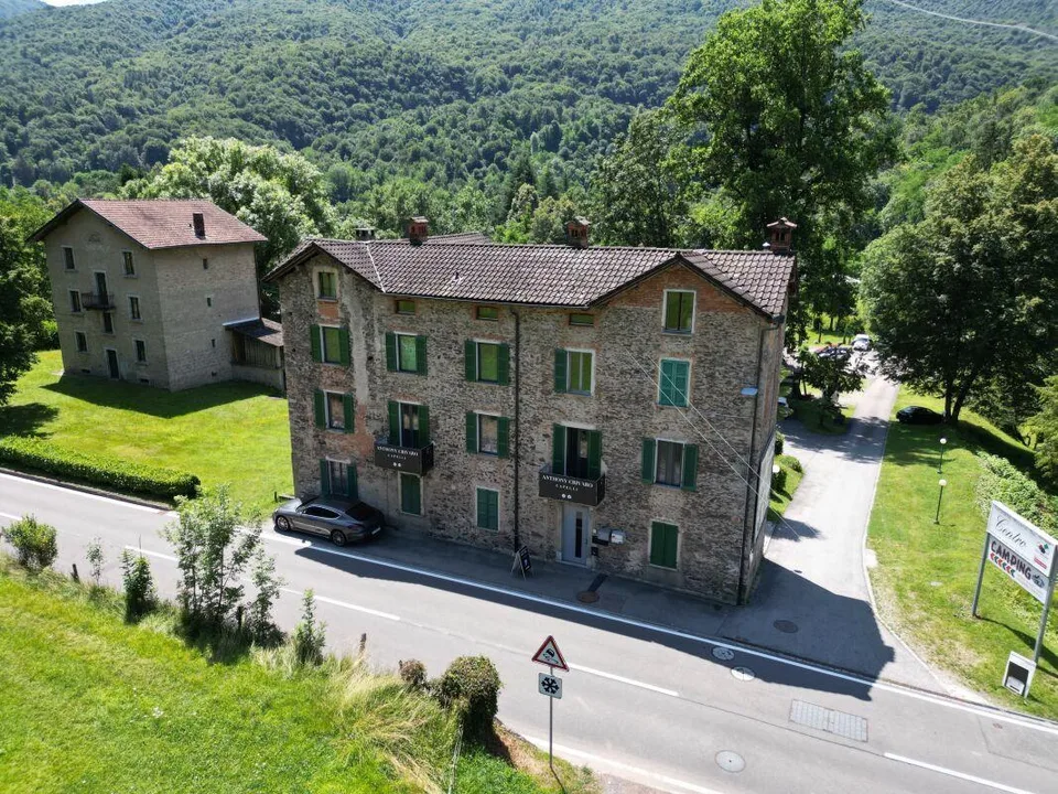 2 case plurifamiliari, 2 ristoranti, 1 piscina e ca. 25'100 m2 di t...