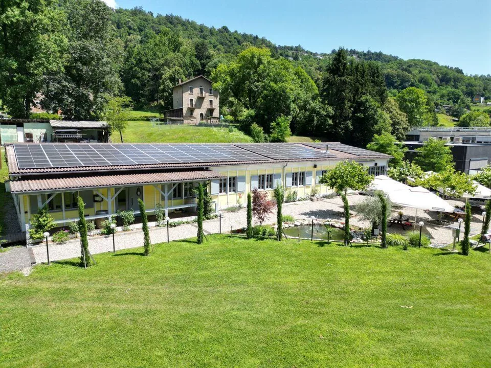 2 case plurifamiliari, 2 ristoranti, 1 piscina e ca. 25'100 m2 di t...