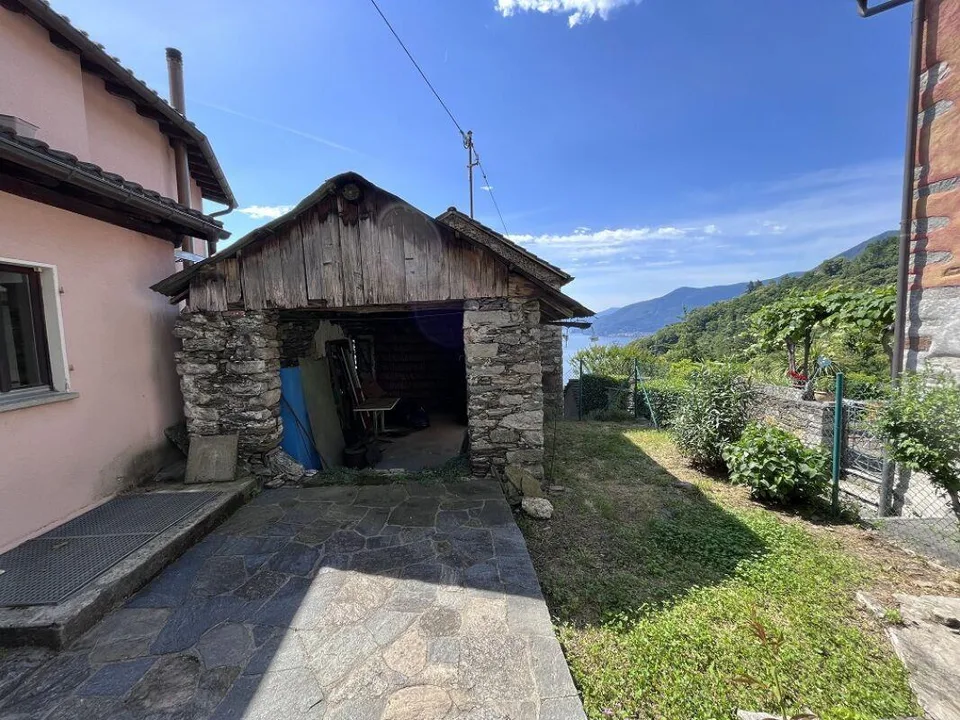 Rustico/stalla con giardino e due locali extra con bella vista lago...