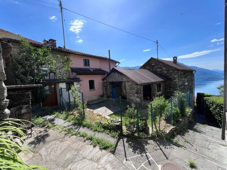 Rustico/stalla con giardino e due locali extra con bella vista lago...