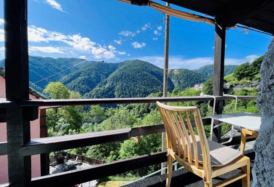 Renovierte Haus mit Drei 3 ½ Zimmer Wohnungen  mit Bauland | COMOLO...