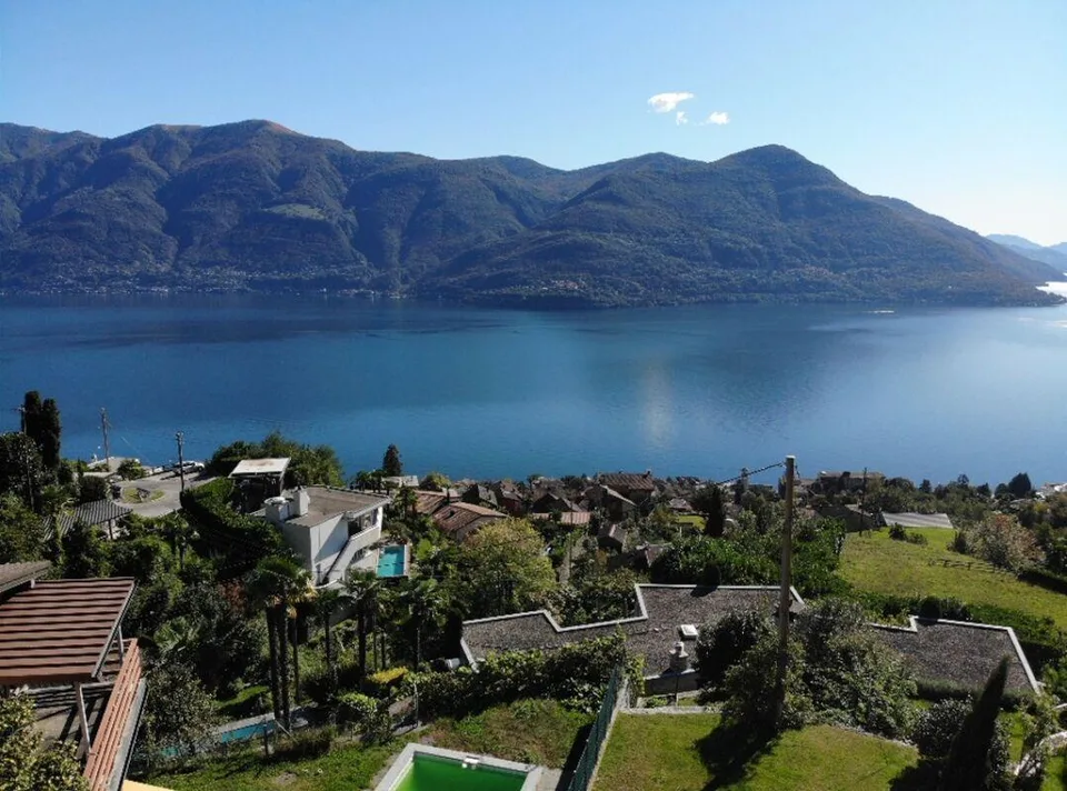 Grande monolocale con giardino, 1 posteggio e bellissima vista lago...