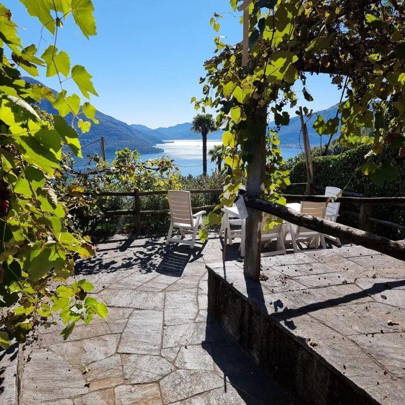Grande monolocale con giardino, 1 posteggio e bellissima vista lago...