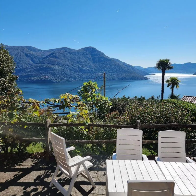 Grande monolocale con giardino, 1 posteggio e bellissima vista lago...
