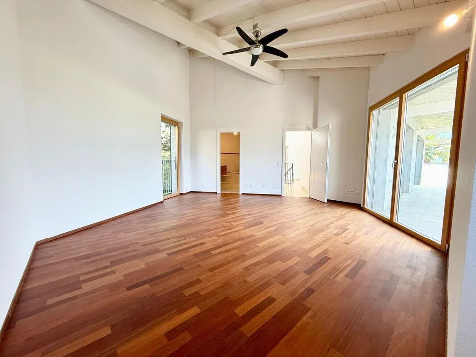 Casa con un appartamento di 5.5 locali ed un 2 locali, 2+ posti aut...