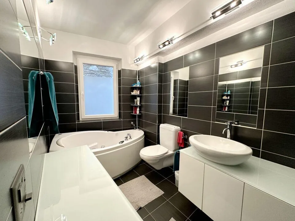 Casa bifamiliare attigua con 5.5 locali complessivi o 2 unità abita...