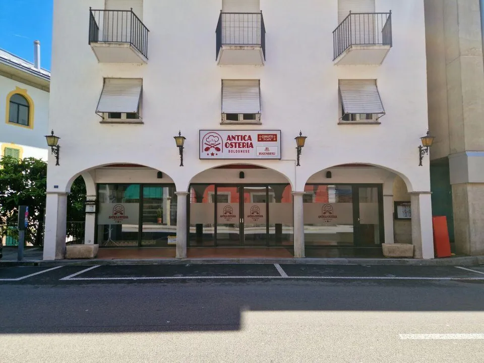 Ristorante arredato ed attrezzato | Möbliertes und ausgestattetes R...