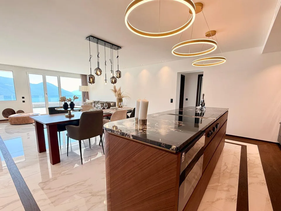 Grande Appartamento di Lusso con Ampia Terrazza e Vista Mozzafiato