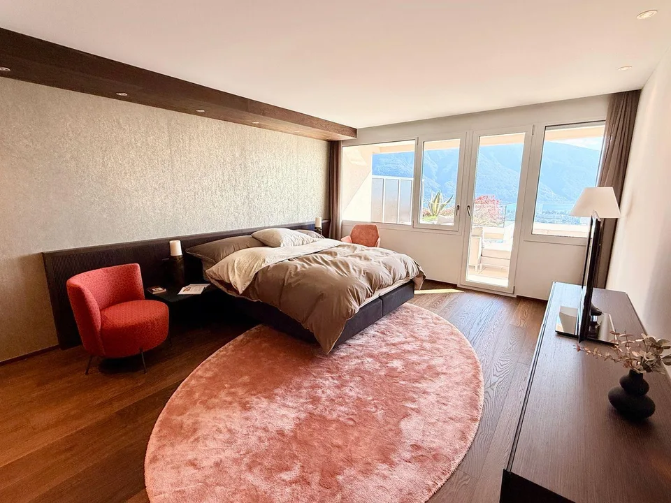 Grande Appartamento di Lusso con Ampia Terrazza e Vista Mozzafiato