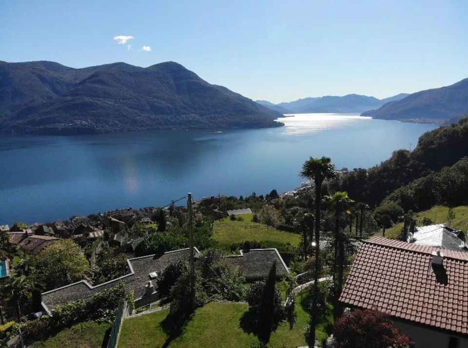 Proprietà plurifamiliare, con giardino, bellissima vista lago e pos...