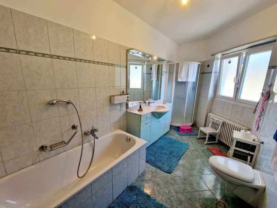 Appartement de 5,5 pièces, 1er étage, avec parking couvert et terrasse...