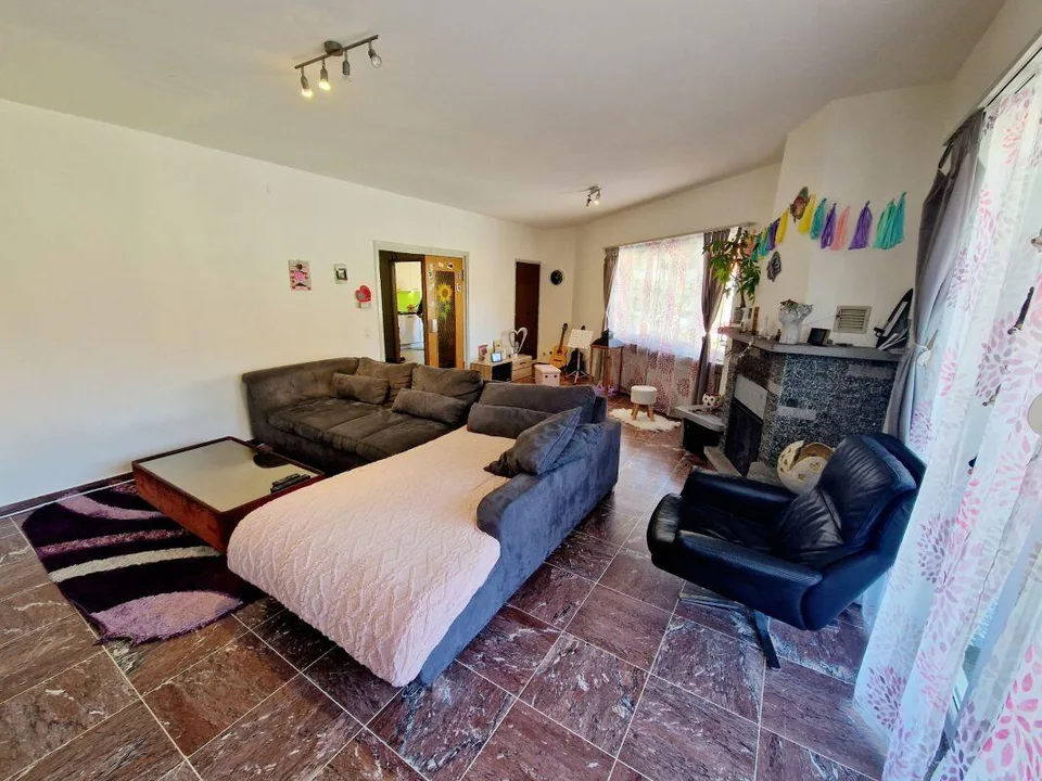 Appartement de 5,5 pièces, 1er étage, avec parking couvert et terrasse...