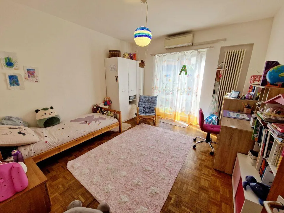Appartement de 5,5 pièces, 1er étage, avec parking couvert et terrasse...