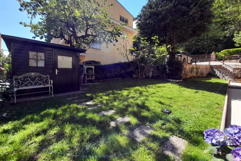 GRANDE VILLA BIFAMILIARE CON AMPIO GIARDINO A CANOBBIO