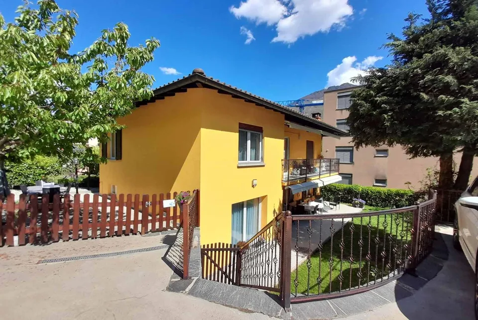 GRANDE VILLA BIFAMILIARE CON AMPIO GIARDINO A CANOBBIO