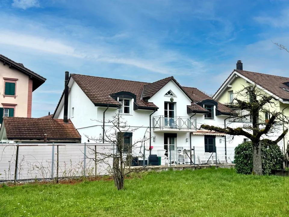 Teilsaniertes Zweifamilienhaus mit Entwicklungspotenzial