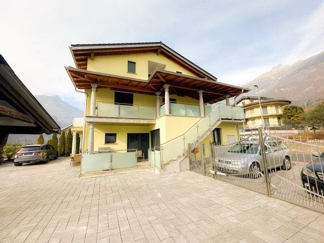 Grande casa Unifamigliare di di 10.5 Locali con posteggi e terreno ...