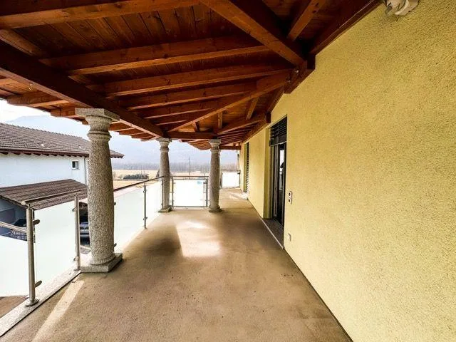 Grande casa Unifamigliare di di 10.5 Locali con posteggi e terreno ...