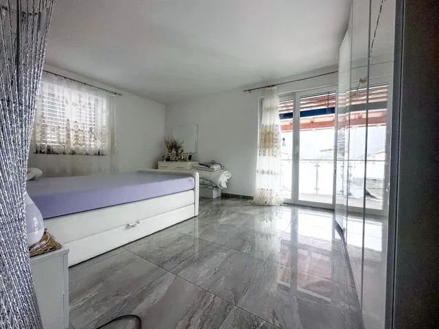 Grande casa Unifamigliare di di 10.5 Locali con posteggi e terreno ...