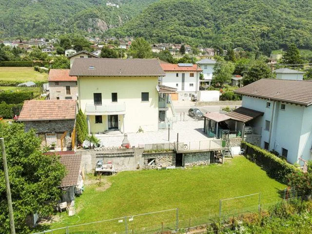 Grande casa Unifamigliare di di 10.5 Locali con posteggi e terreno ...