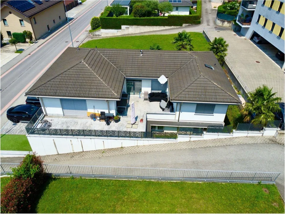 Prestigiosa Proprietà Moderna con Ampia Terrazza e Garage doppio, C...
