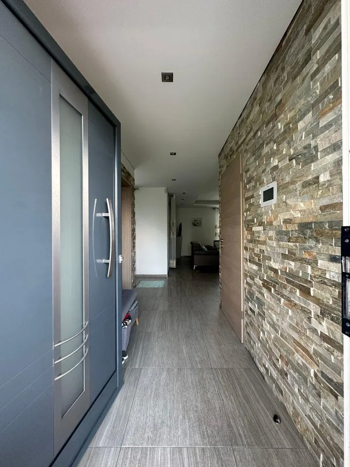 Prestigiosa Proprietà Moderna con Ampia Terrazza e Garage doppio, C...