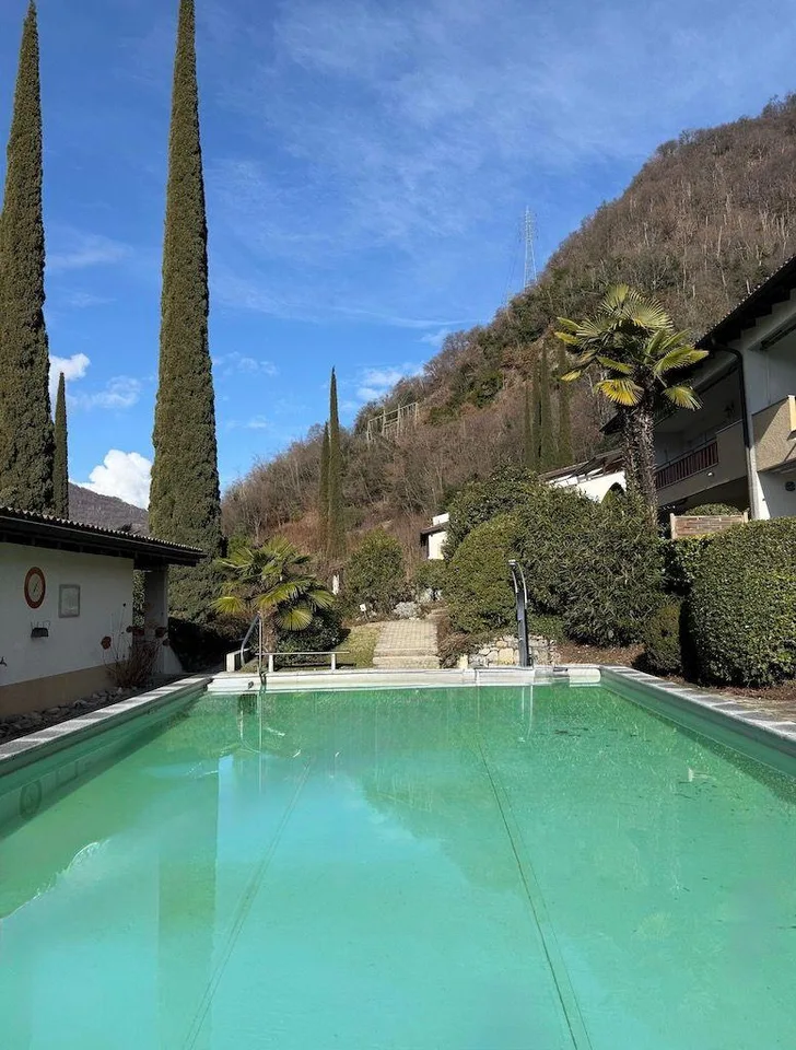 Appartamento di 2,5 locali con piscina e accesso al lago
