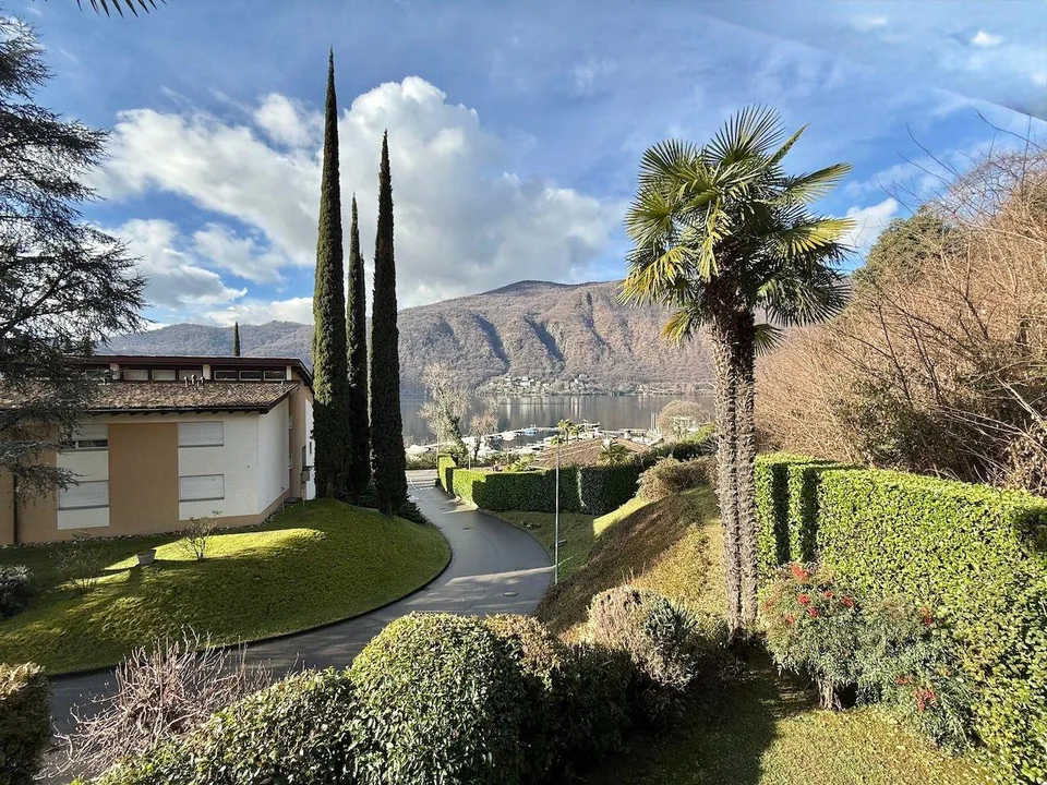 Appartamento di 2,5 locali con piscina e accesso al lago