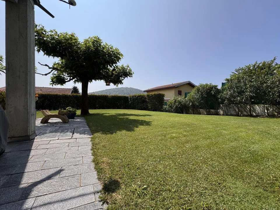 STABIO | VILLA IN PERFETTE CONDIZIONI I GIARDINO PRIVATO – Foto 16 von 17