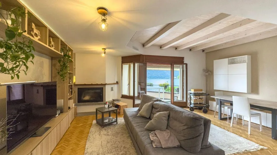 Second home – Elegant lakefront terraced house in Bissone | Residen...