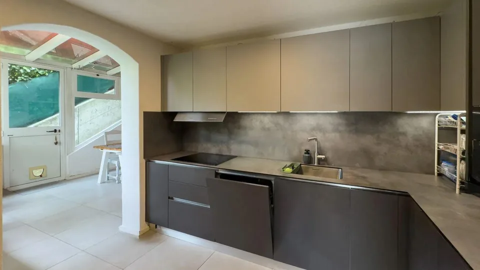 Second home – Elegant lakefront terraced house in Bissone | Residen...