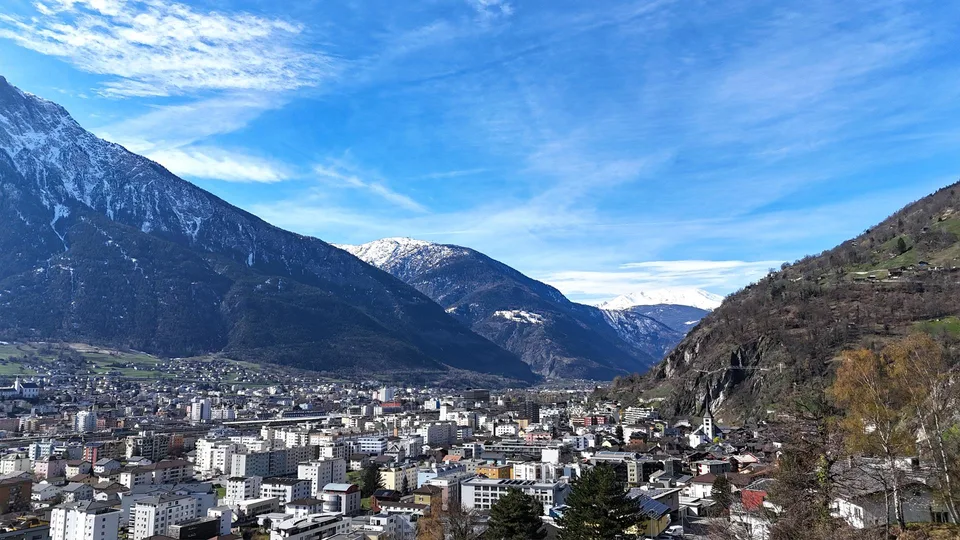 Grosszügige Wohnung mit Garage und Panorama-Aussicht in erhöhter Lage
