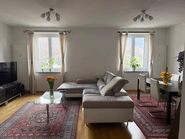 Villa bifamiliale composée de deux appartements avec entrée séparée
