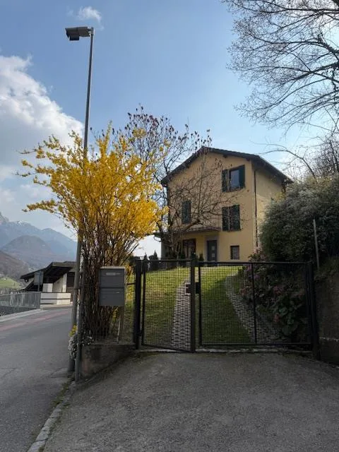 villa bifamiliare composta da due appartamenti con ingresso separato.