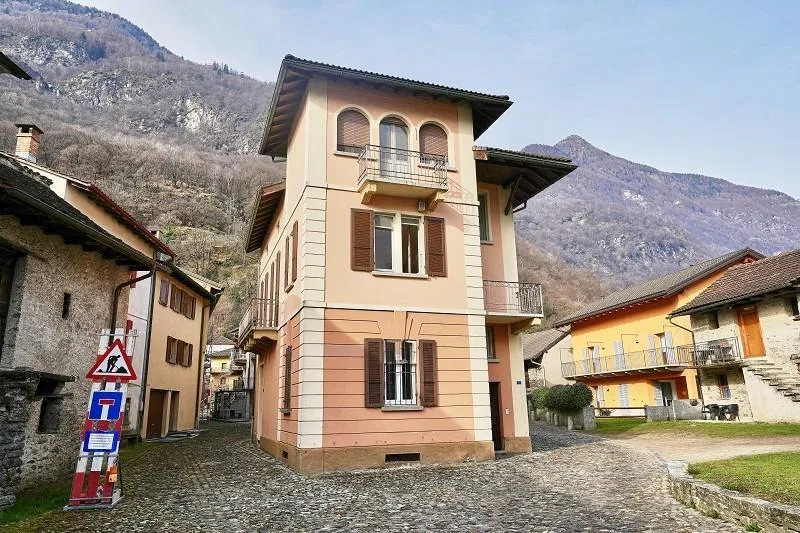 2-Familienhaus im Dorfkern mit 2- und 4-Zimmer-Wohnungen mit Nebeng...