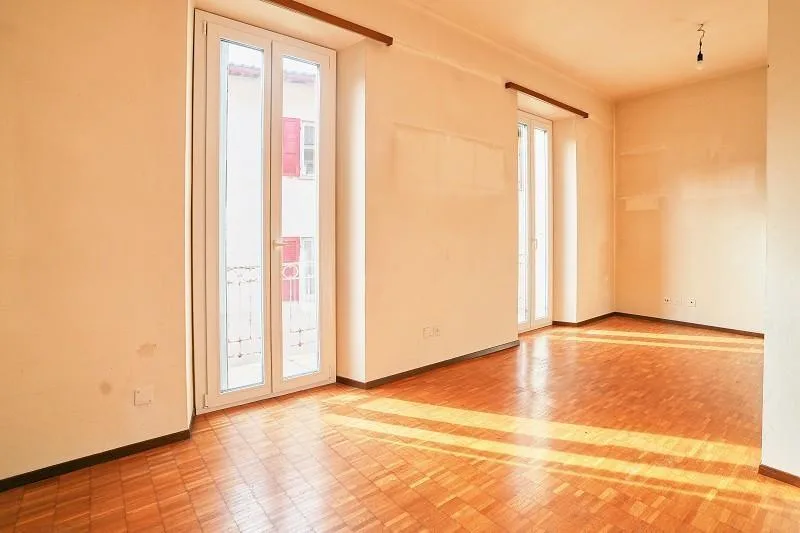 2-Familienhaus im Dorfkern mit 2- und 4-Zimmer-Wohnungen mit Nebeng...
