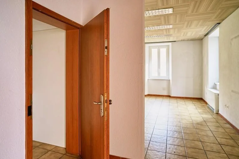 2-Familienhaus im Dorfkern mit 2- und 4-Zimmer-Wohnungen mit Nebeng... – foto 11 di 30