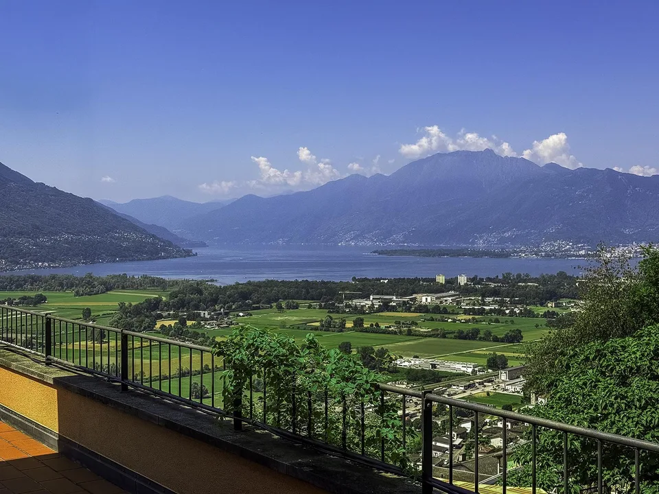 Villa nella natura, con vista panoramica sul Lago Maggiore