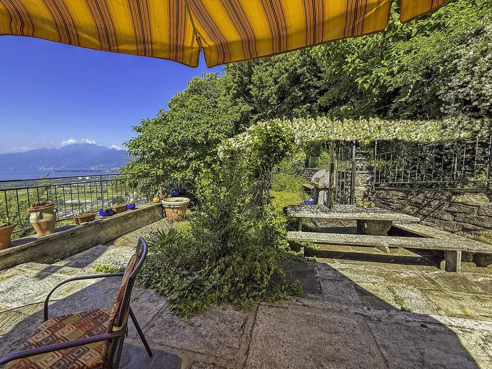 Villa nella natura, con vista panoramica sul Lago Maggiore
