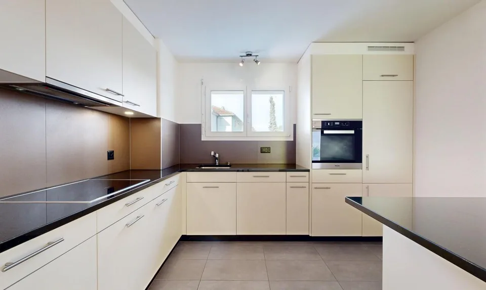 Large 4.5-room apartment in a peaceful neighborhood of Chailly – photo 9 of 11