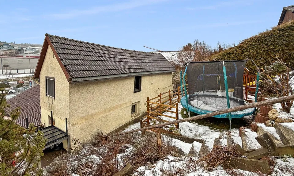 Freistehende Villa mit Lager und Werkstatt